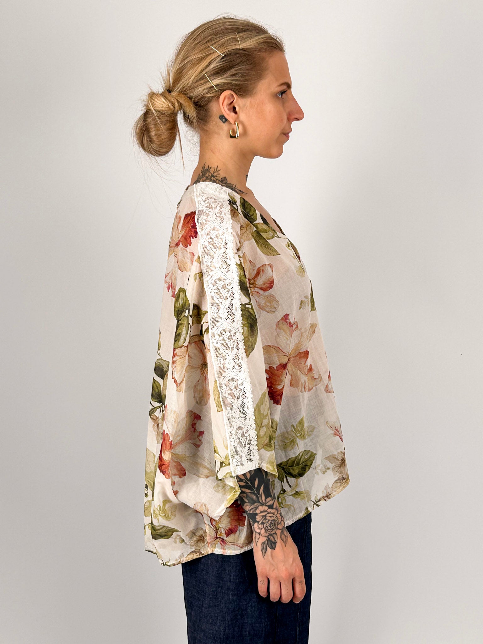 Casacca donna over in cotone fantasia floreale con dettagli in pizzo e vestibilità ampia - vista laterale