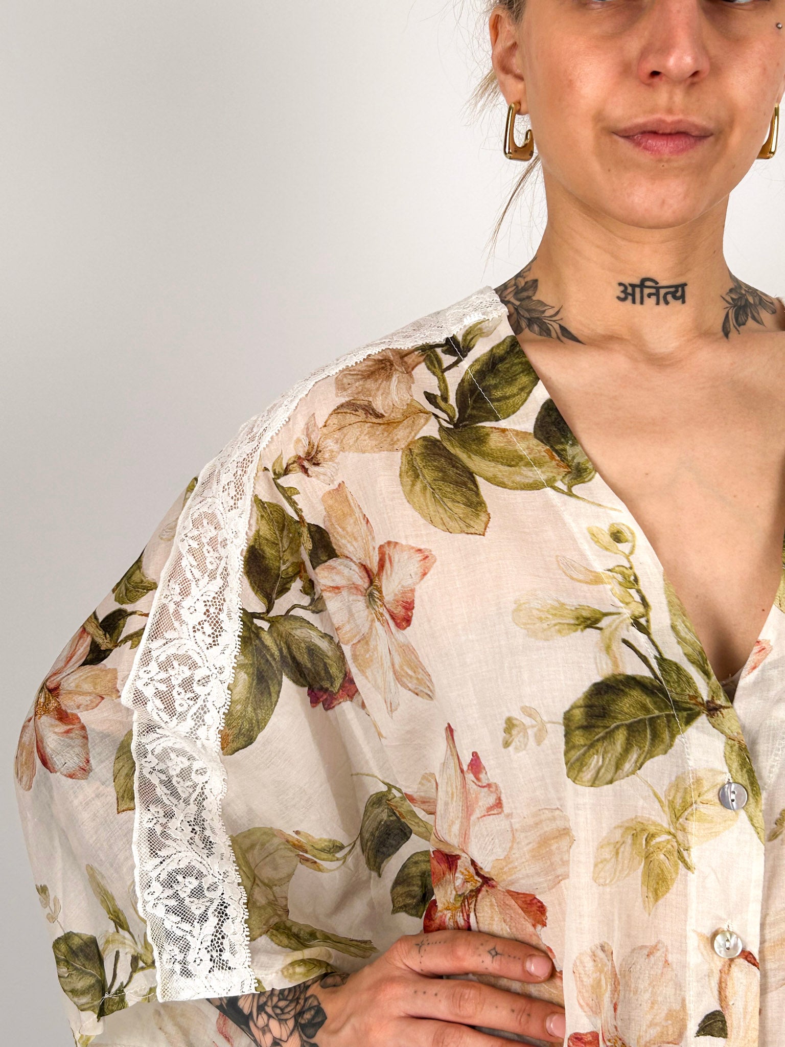 Casacca donna over in cotone fantasia floreale con dettagli in pizzo e vestibilità ampia - vista dettaglio