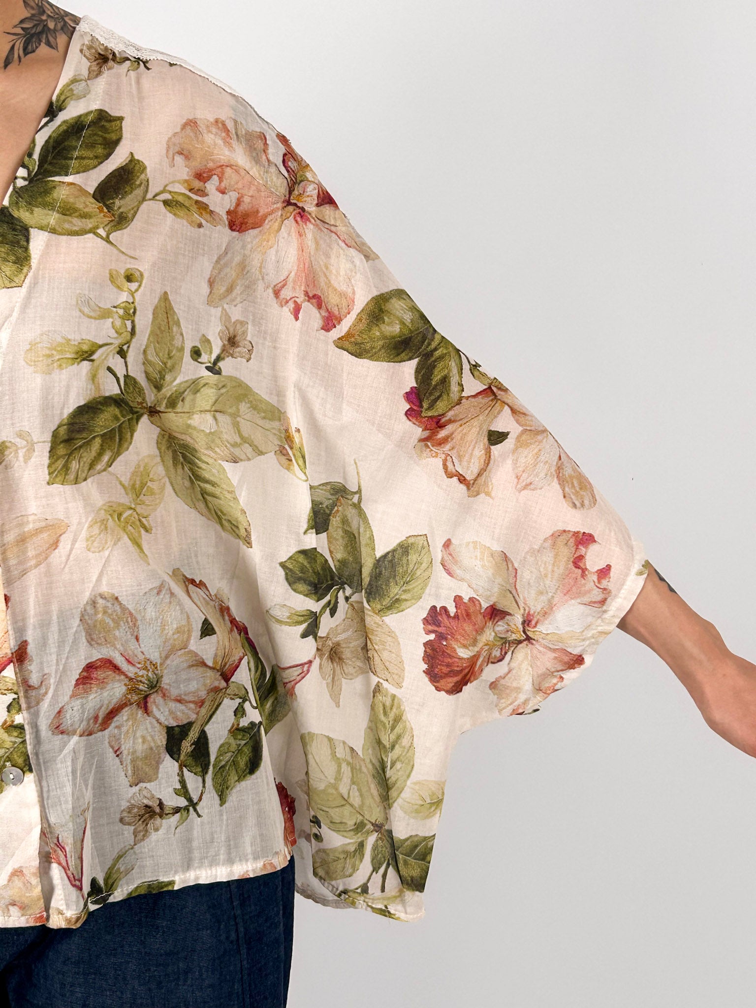 Casacca donna over in cotone fantasia floreale con dettagli in pizzo e vestibilità ampia - dettaglio manica