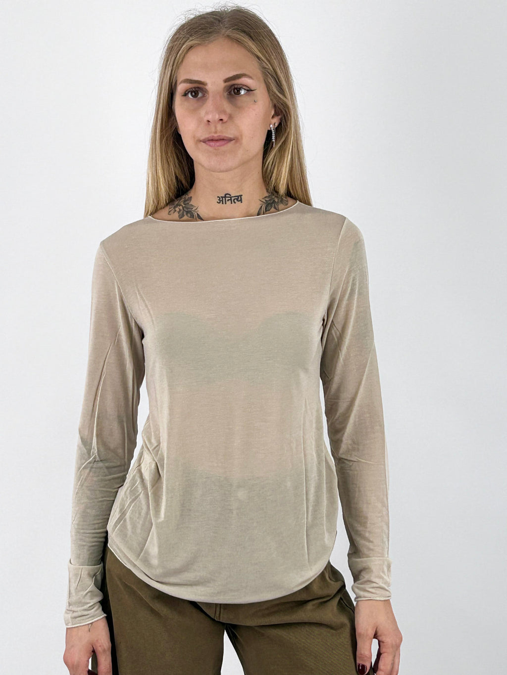 Maglia donna girocollo sottile a manica lunga con cashmere panna - portata fuori