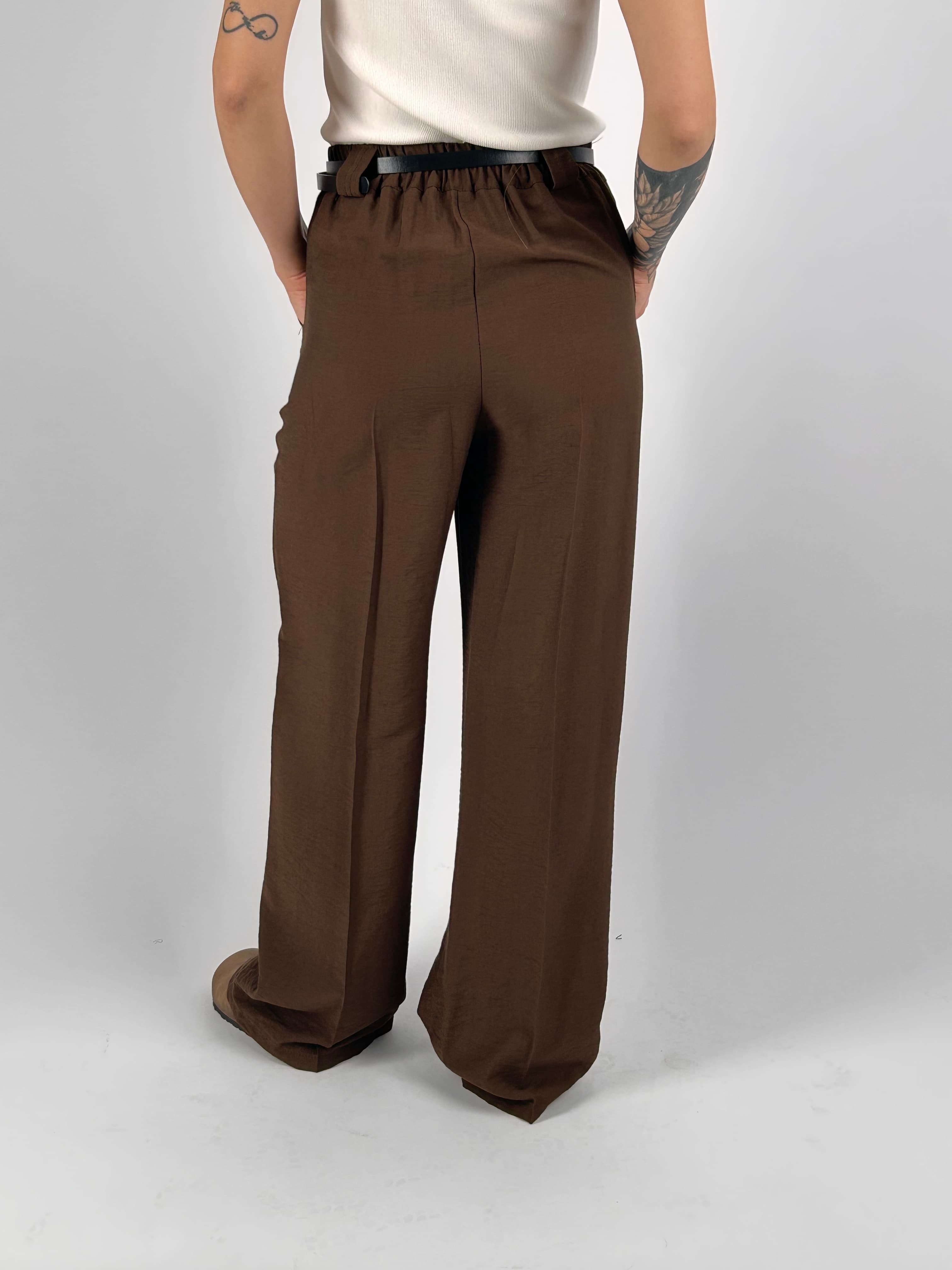 Completo donna marrone con blazer elegante e pantalone ampio a vita alta stile chic moderno. vista pantalone retro