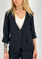Completo donna nero con blazer elegante e pantalone ampio a vita alta stile chic moderno. vista giacca