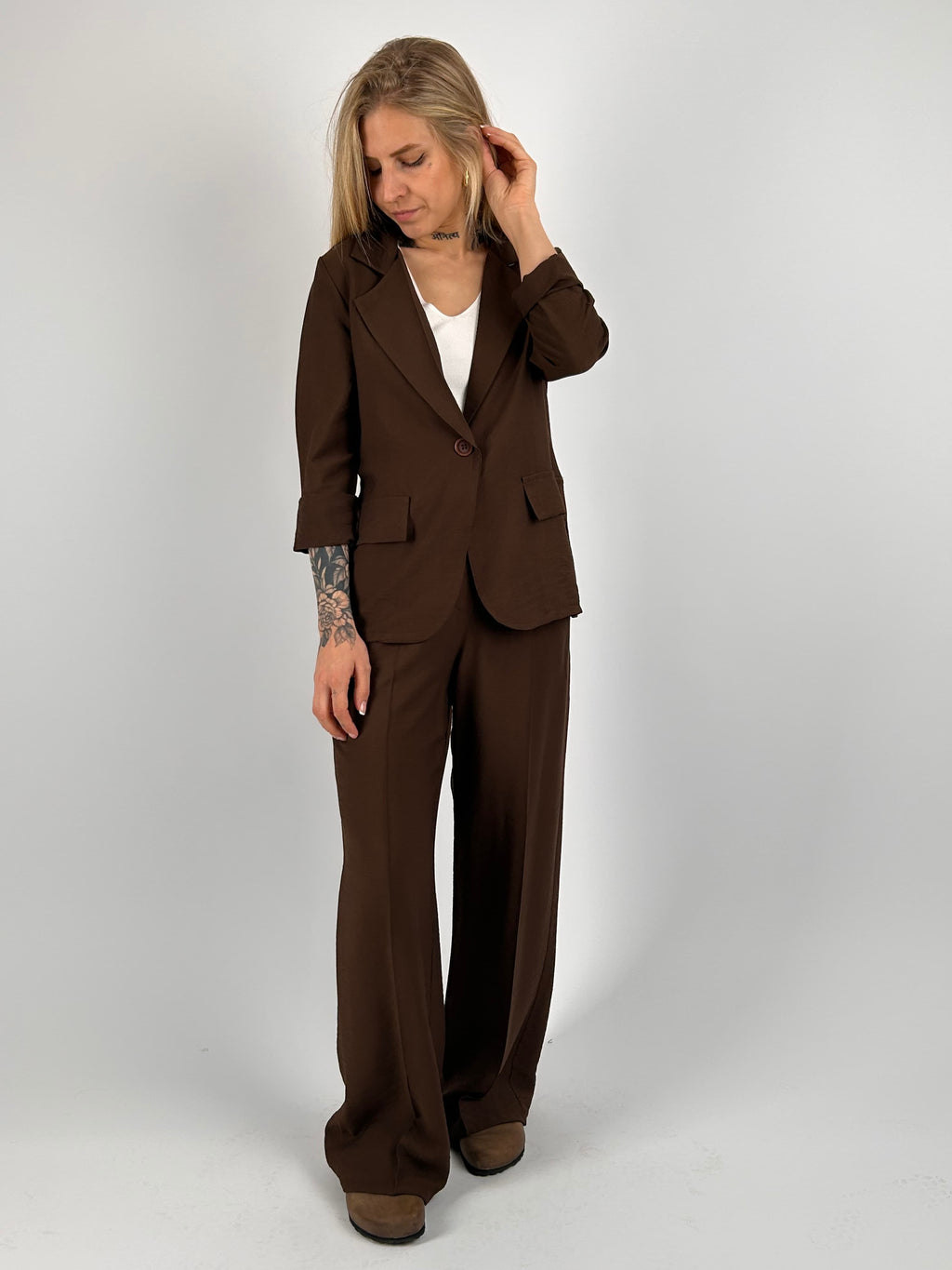 Completo donna marrone con blazer elegante e pantalone ampio a vita alta stile chic moderno