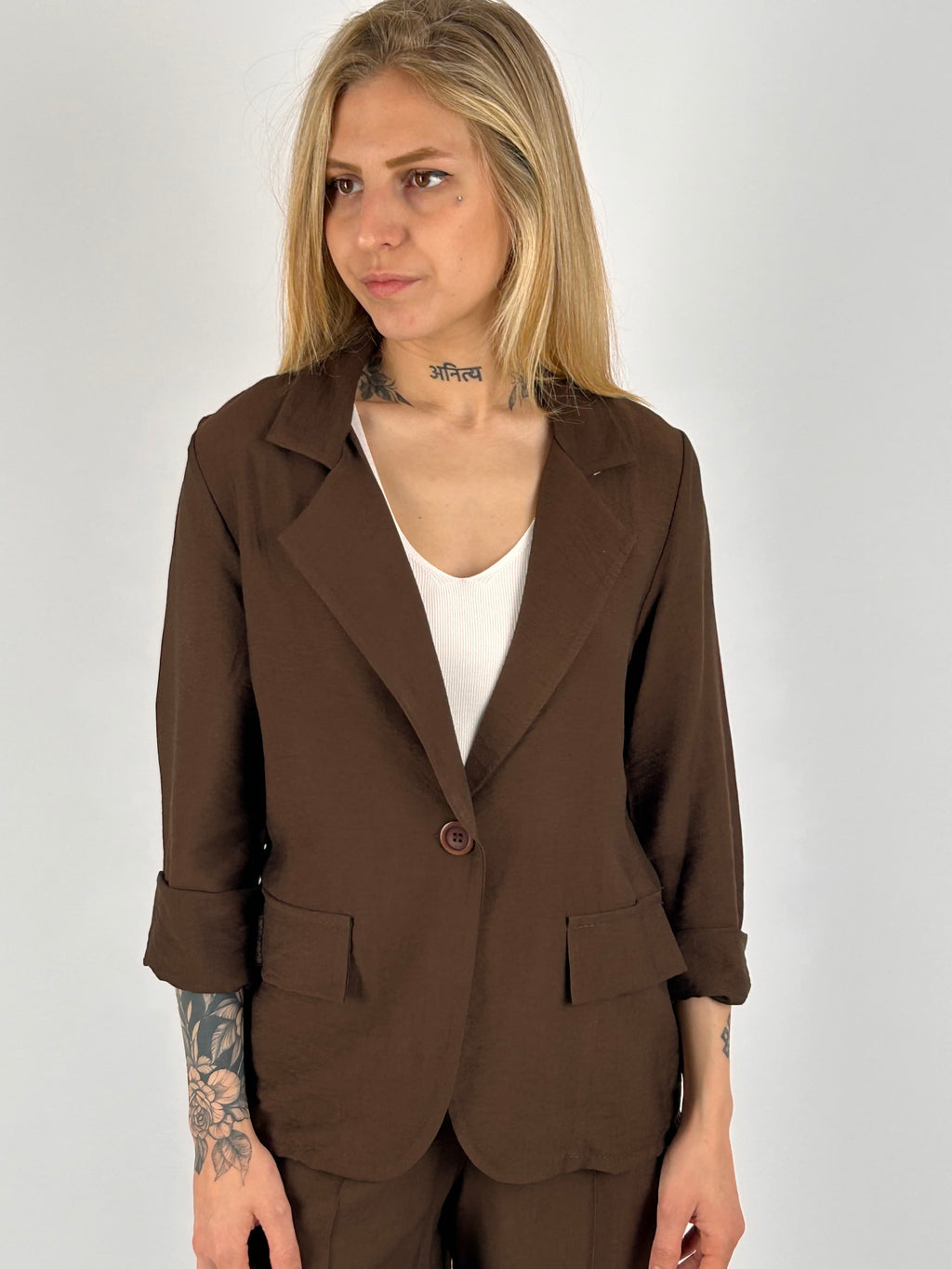 Completo donna marrone con blazer elegante e pantalone ampio a vita alta stile chic moderno. vista giacca