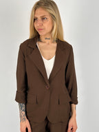Completo donna marrone con blazer elegante e pantalone ampio a vita alta stile chic moderno. vista giacca