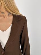 Completo donna marrone con blazer elegante e pantalone ampio a vita alta stile chic moderno. vista dettaglio