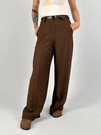 Completo donna marrone con blazer elegante e pantalone ampio a vita alta stile chic moderno. vista pantalone