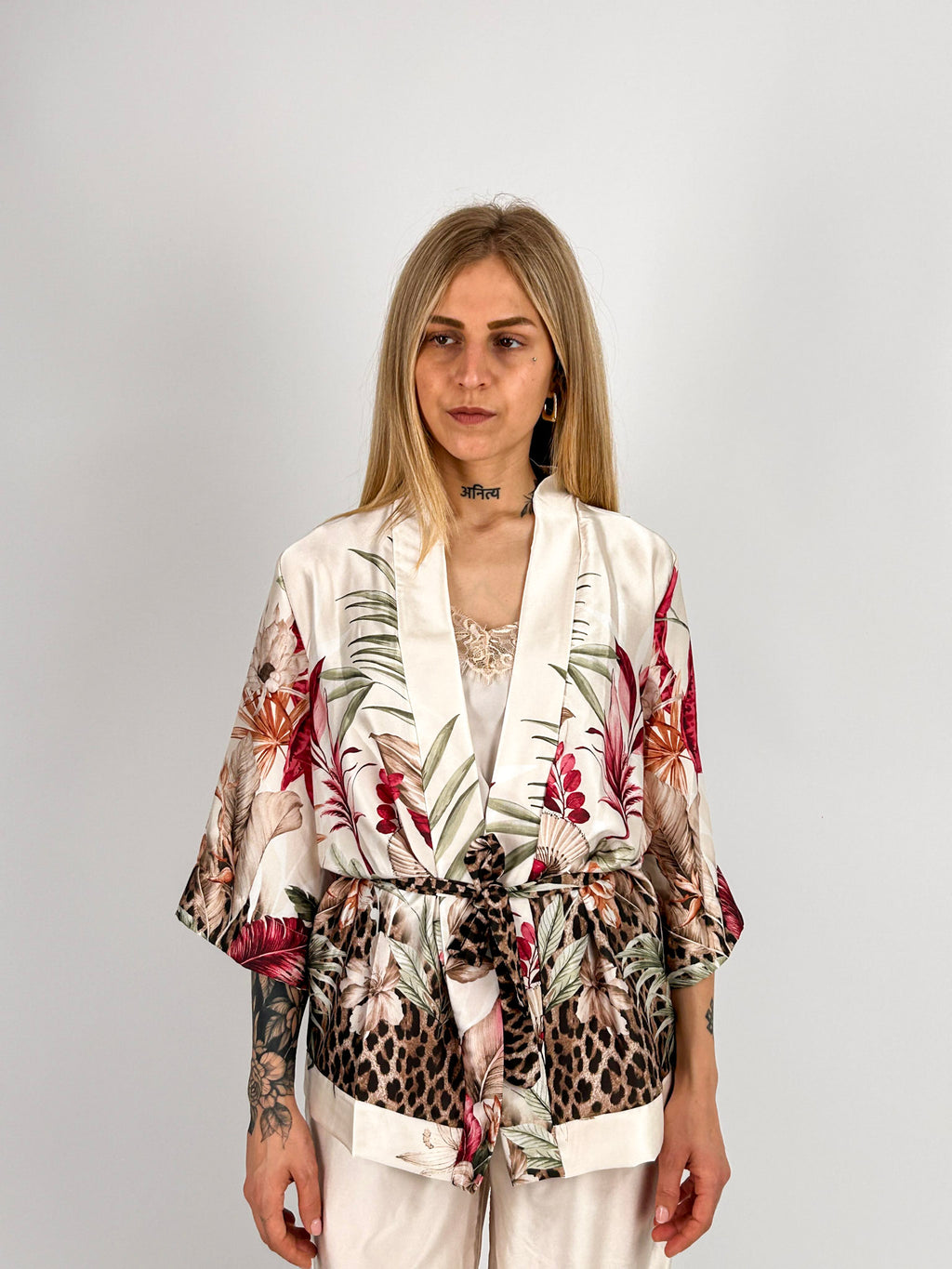 Completo Kimono Flower bianco da donna con fantasia floreale e pantalone ampio - vista kimono