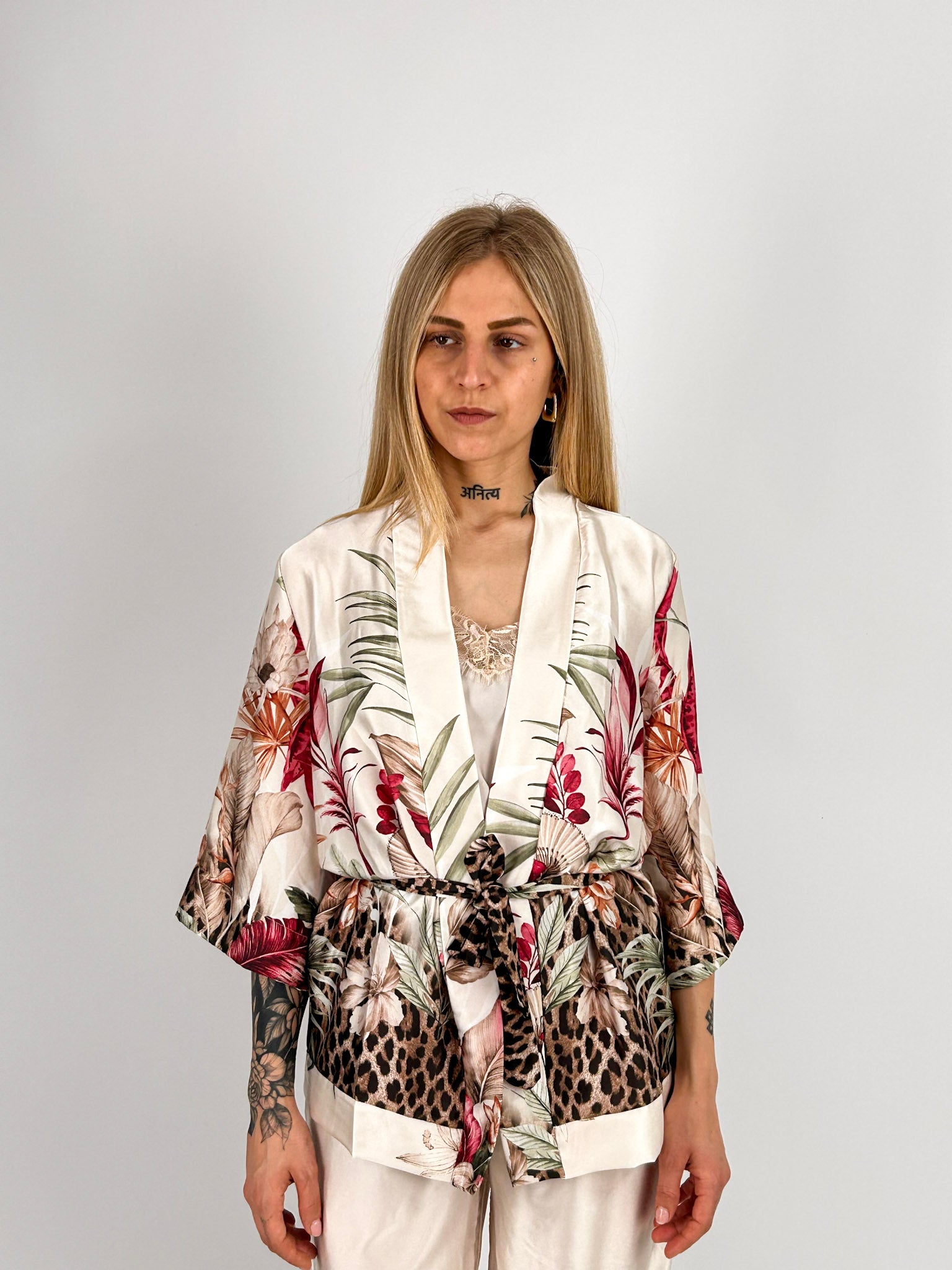 Completo Kimono Flower bianco da donna con fantasia floreale e pantalone ampio - vista kimono