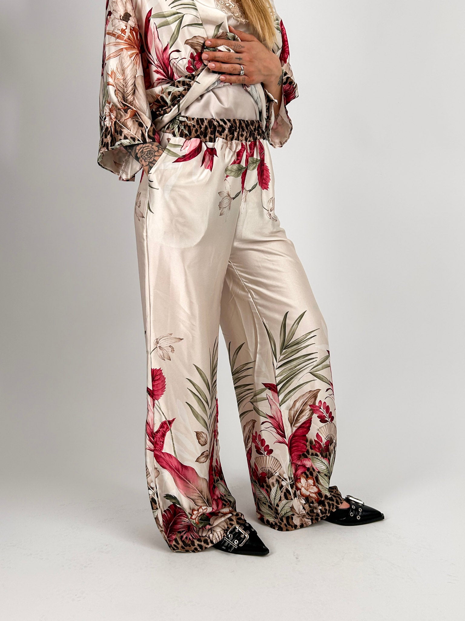 Completo Kimono Flower bianco da donna con fantasia floreale e pantalone ampio - pantalone laterale
