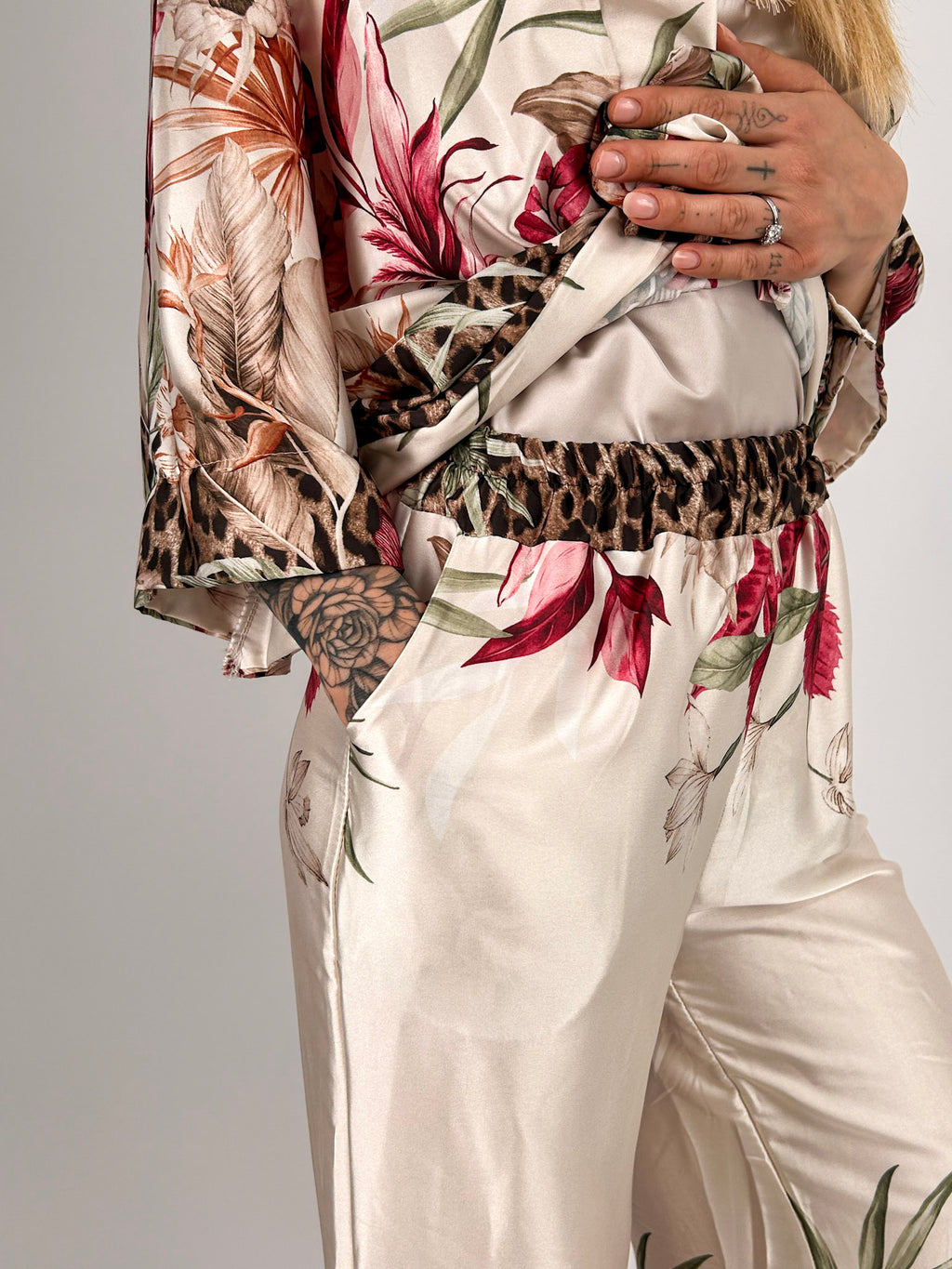 Completo Kimono Flower bianco da donna con fantasia floreale e pantalone ampio - dettaglio pantalone