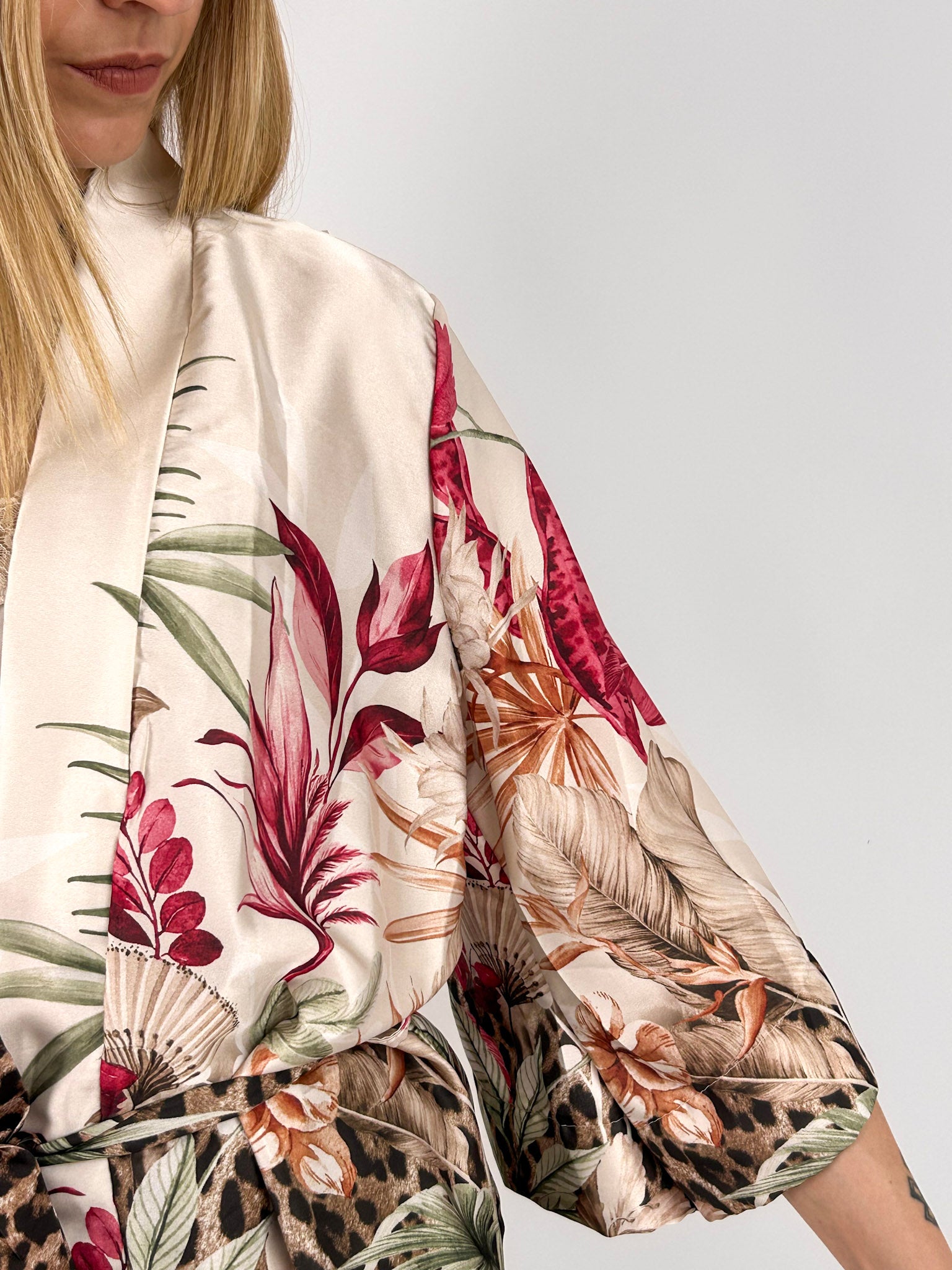 Completo Kimono Flower bianco da donna con fantasia floreale e pantalone ampio - dettaglio tessuto