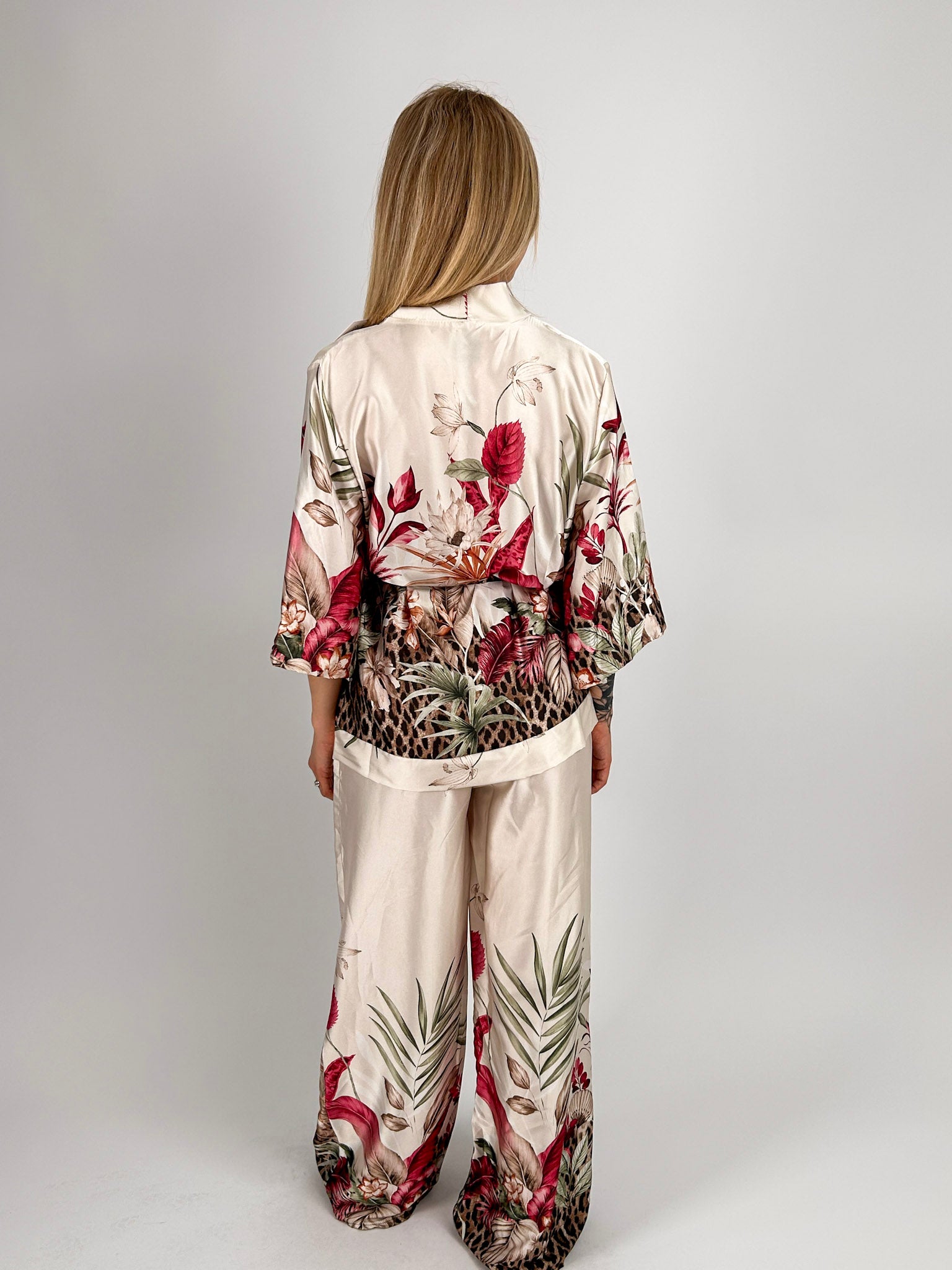Completo Kimono Flower bianco da donna con fantasia floreale e pantalone ampio - vista retro