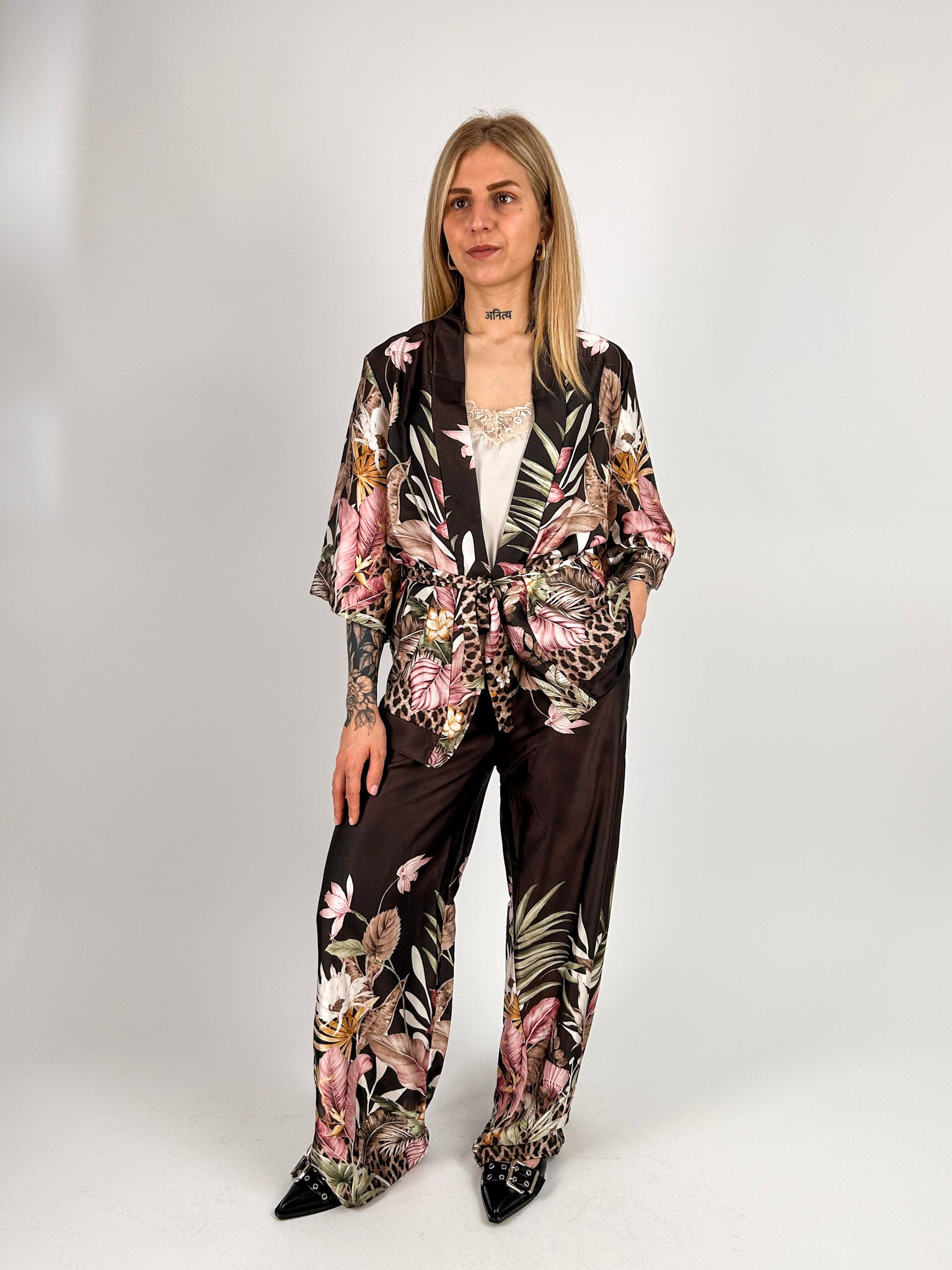 Completo Kimono Flower marrone da donna con fantasia floreale e pantalone ampio - vista frontale