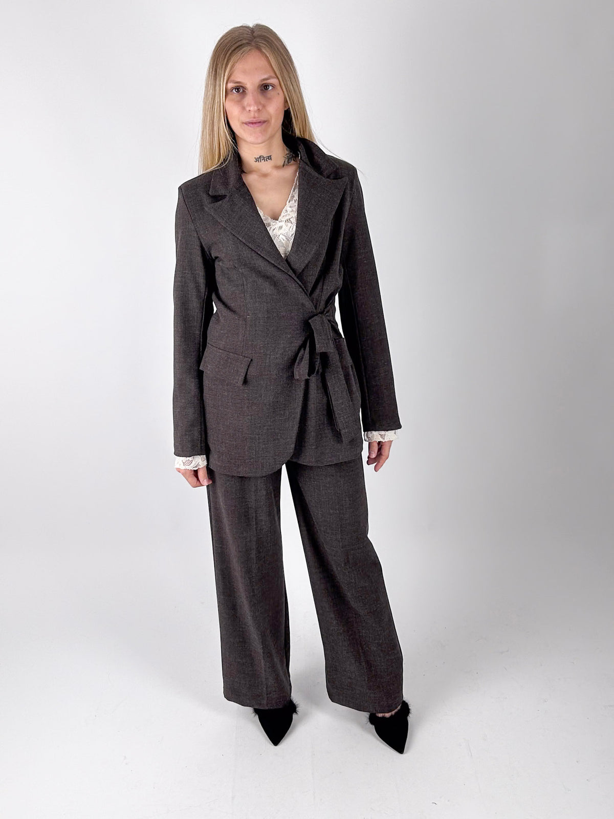 Completo marrone giacca con fiocco e pantalone, vista 1