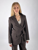 Completo marrone giacca con fiocco e pantalone, vista 2