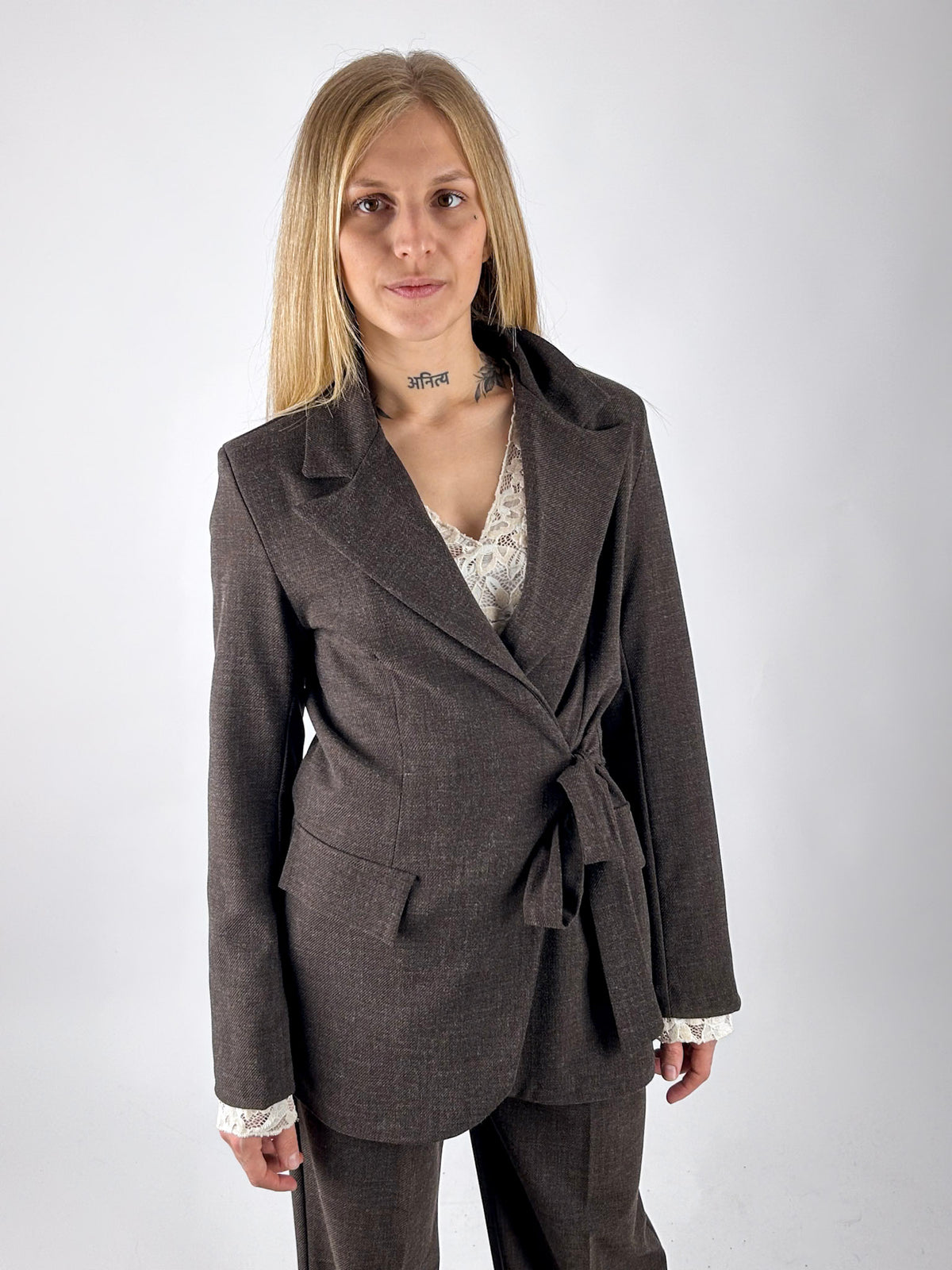 Completo marrone giacca con fiocco e pantalone, vista 2