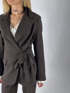 Completo marrone giacca con fiocco e pantalone, vista 3