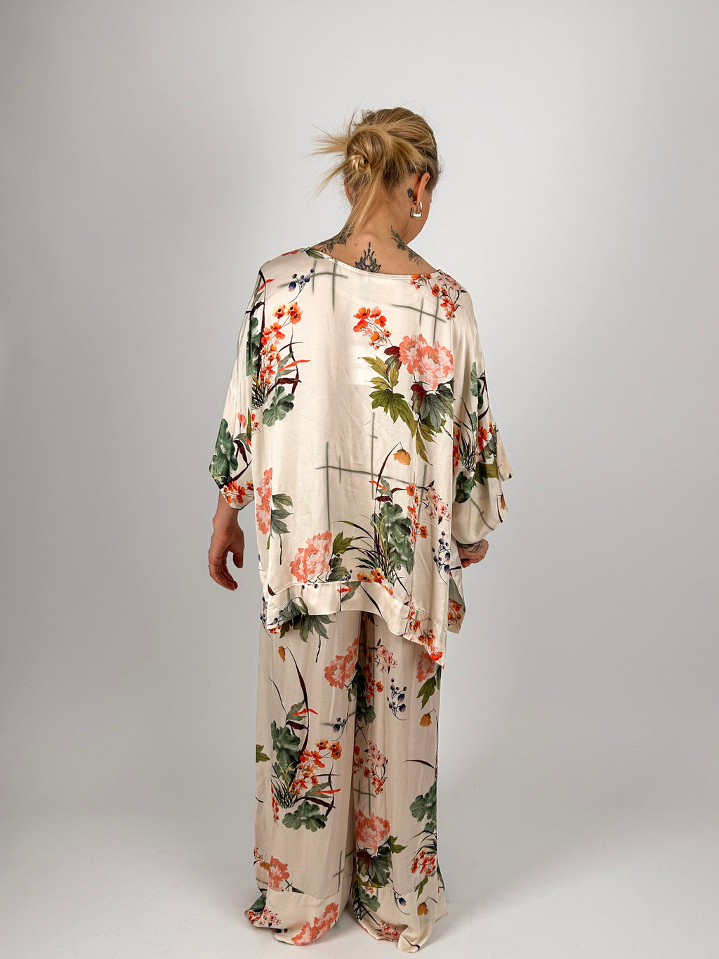 Completo donna floreale in viscosa con casacca over e pantalone ampio -vista retro