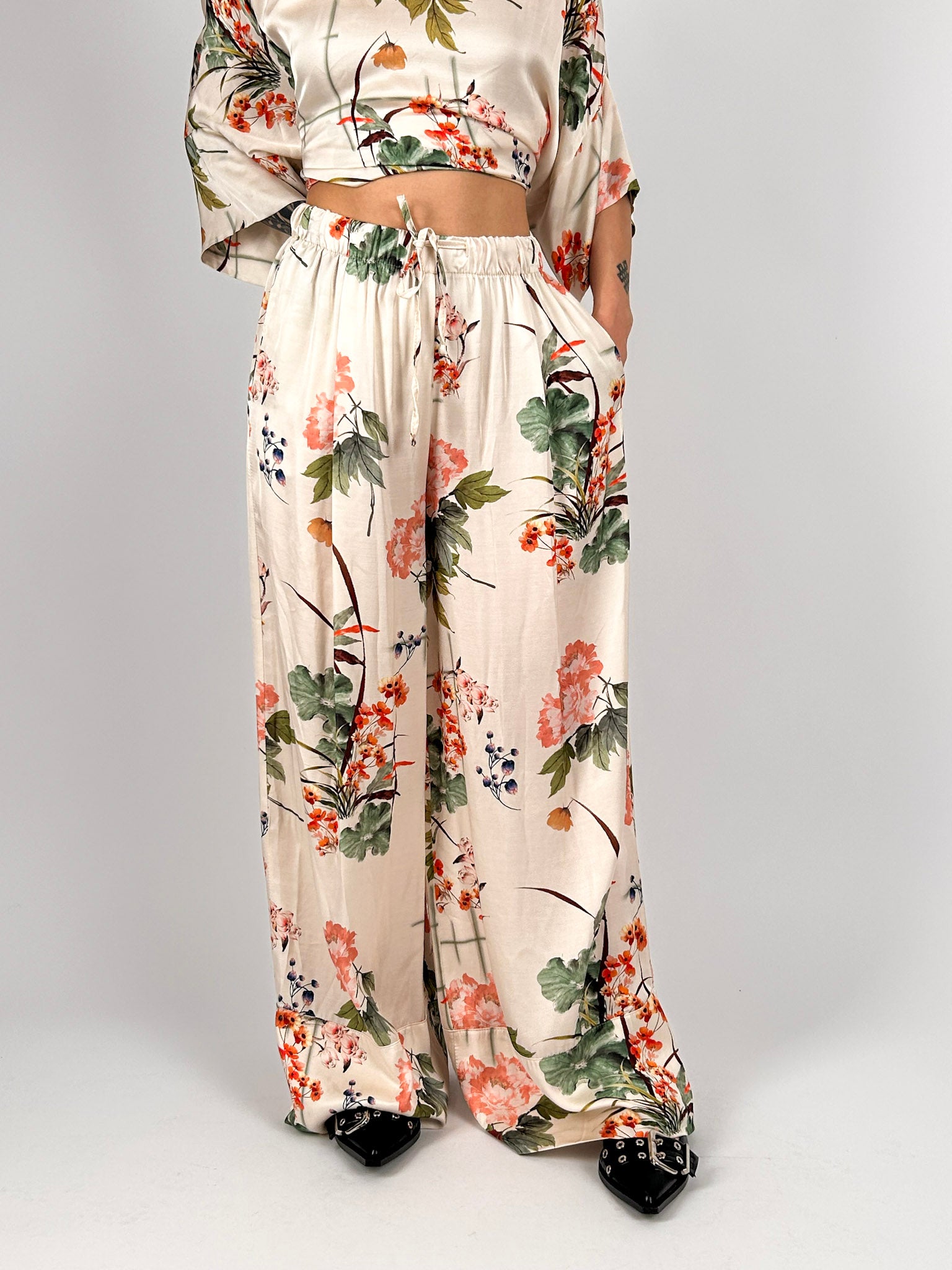 Completo donna floreale in viscosa con casacca over e pantalone ampio - vista pantalone