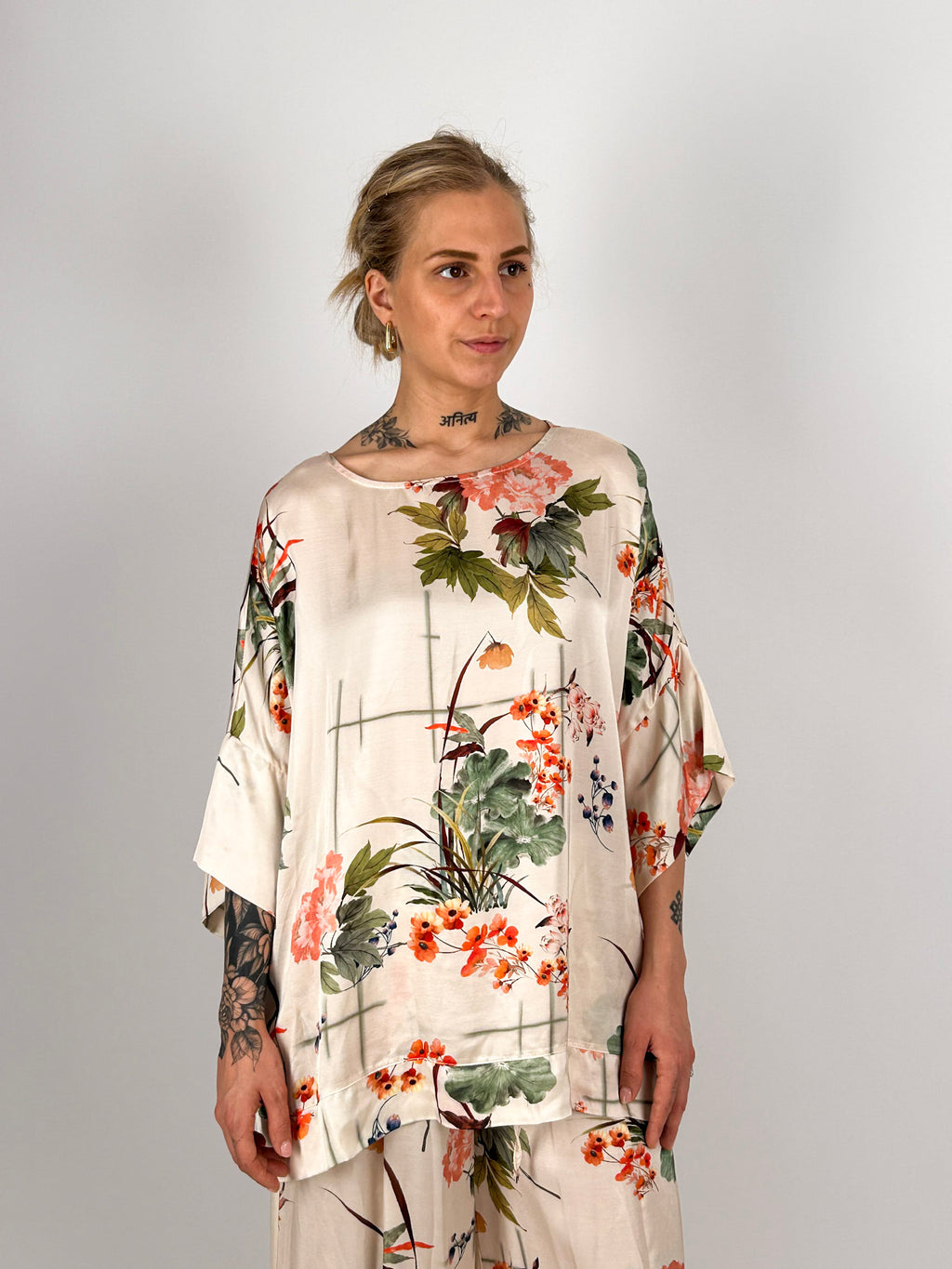 Completo donna floreale in viscosa con casacca over e pantalone ampio - vista casacca