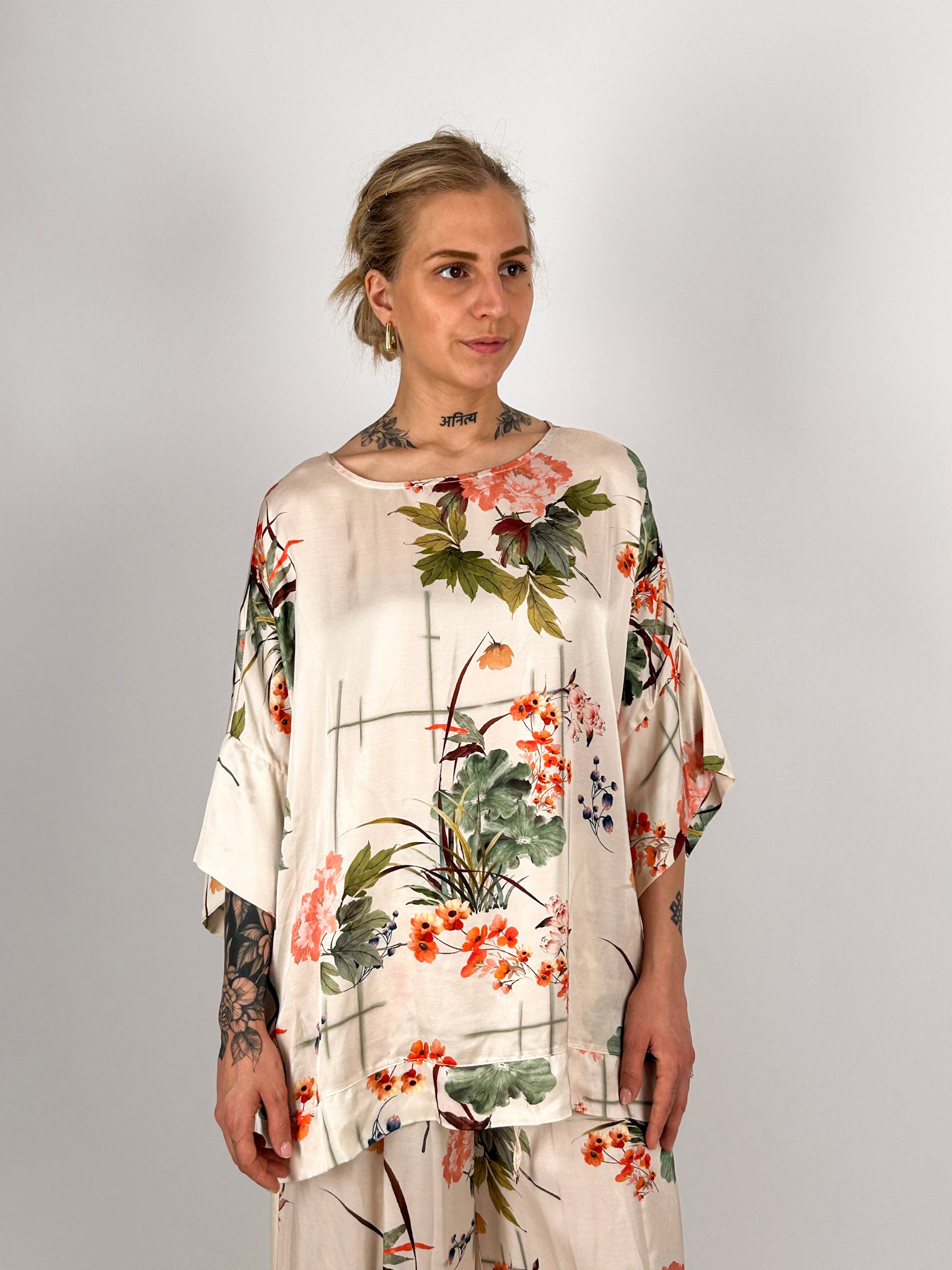 Completo donna floreale in viscosa con casacca over e pantalone ampio - vista casacca