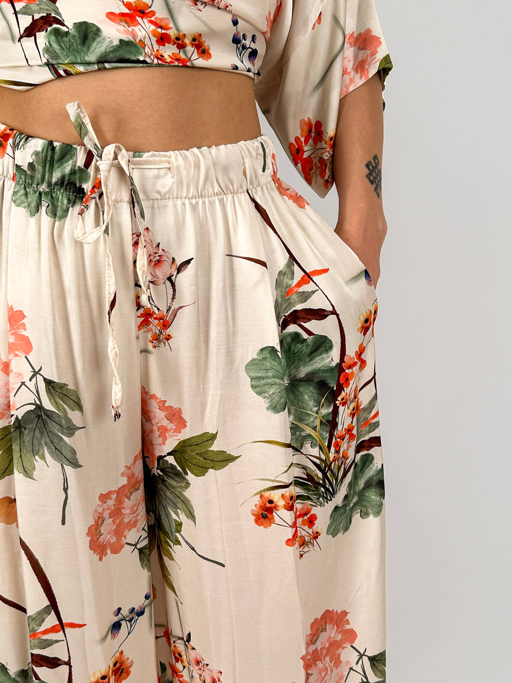 Completo donna floreale in viscosa con casacca over e pantalone ampio - dettaglio pantalone