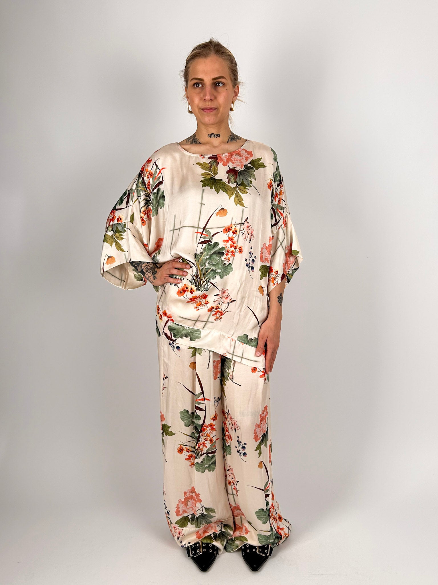 Completo donna floreale in viscosa con casacca over e pantalone ampio - vista frontale