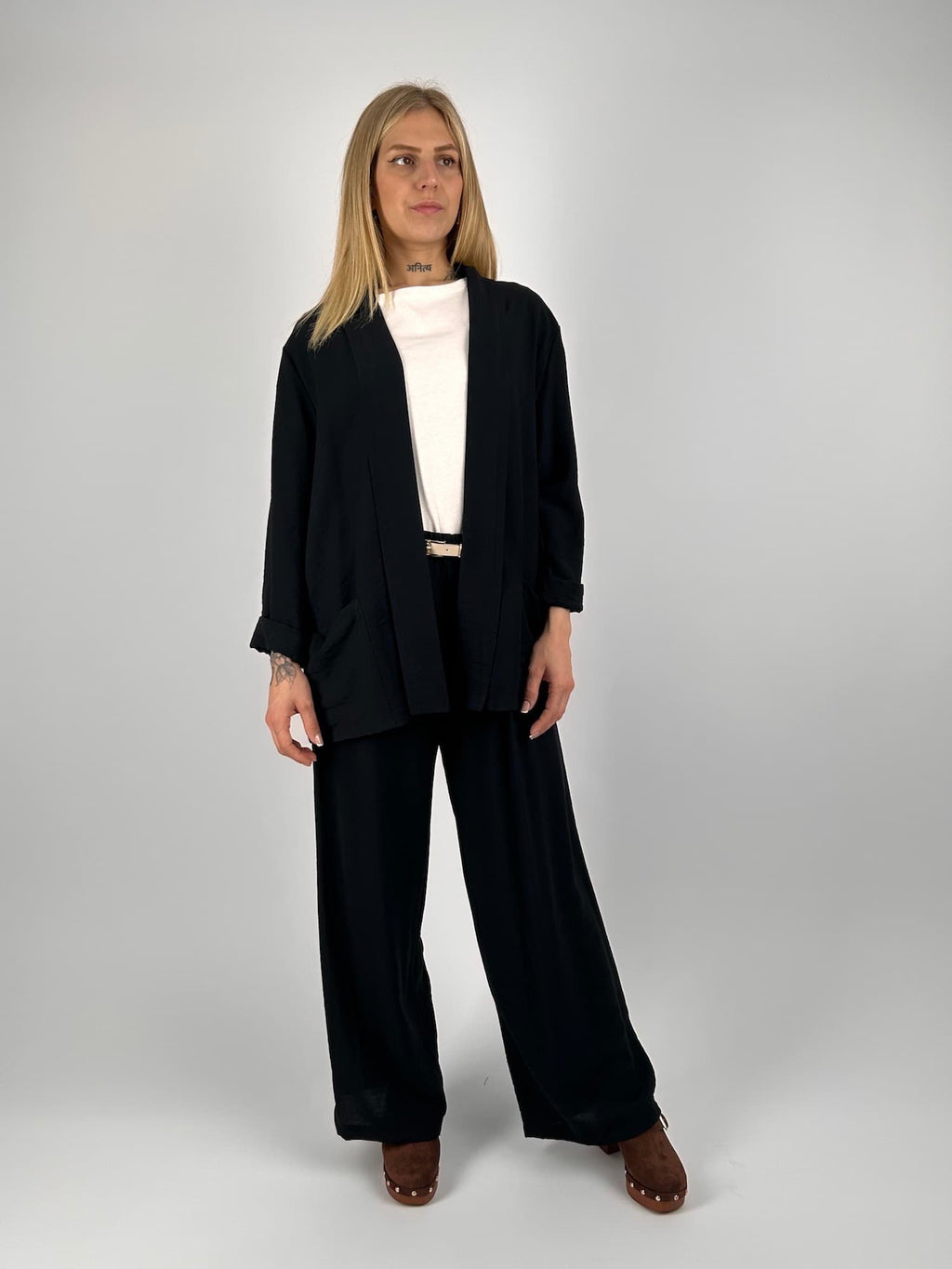 Completo donna nero con giacca aperta morbida e pantalone ampio stile elegante rilassato