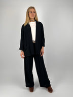 Completo donna nero con giacca aperta morbida e pantalone ampio stile elegante rilassato