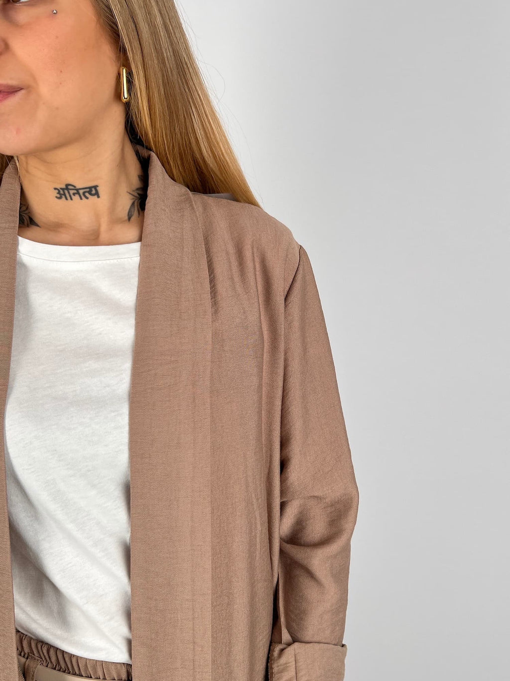 Completo donna beige con giacca aperta morbida e pantalone ampio stile elegante rilassato. vista dettaglio