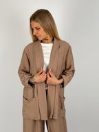 Completo donna beige con giacca aperta morbida e pantalone ampio stile elegante rilassato. vista giacca