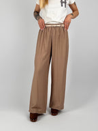 Completo donna beige con giacca aperta morbida e pantalone ampio stile elegante rilassato. vista pantalone