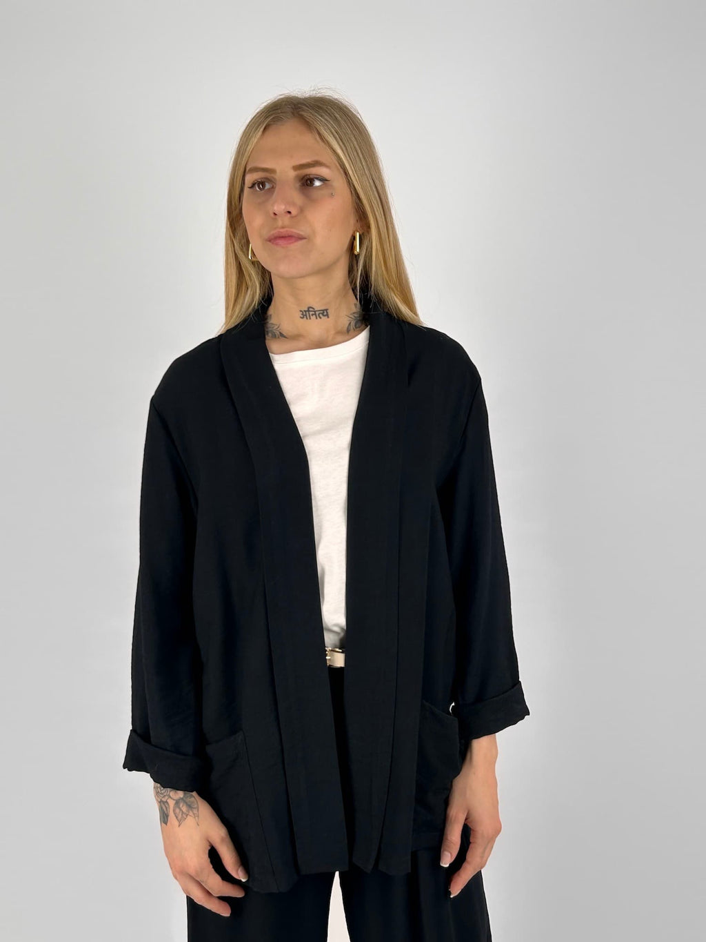 Completo donna nero con giacca aperta morbida e pantalone ampio stile elegante rilassato. vista giacca