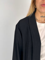 Completo donna nero con giacca aperta morbida e pantalone ampio stile elegante rilassato. vista dettaglio
