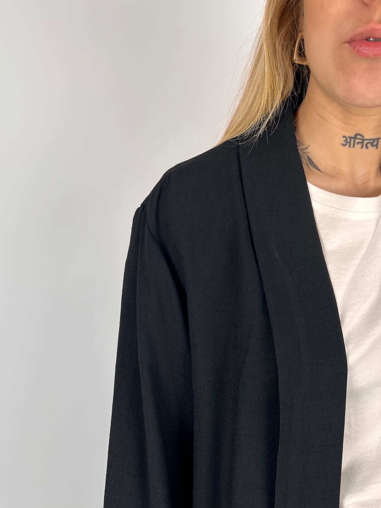 Completo donna nero con giacca aperta morbida e pantalone ampio stile elegante rilassato. vista dettaglio