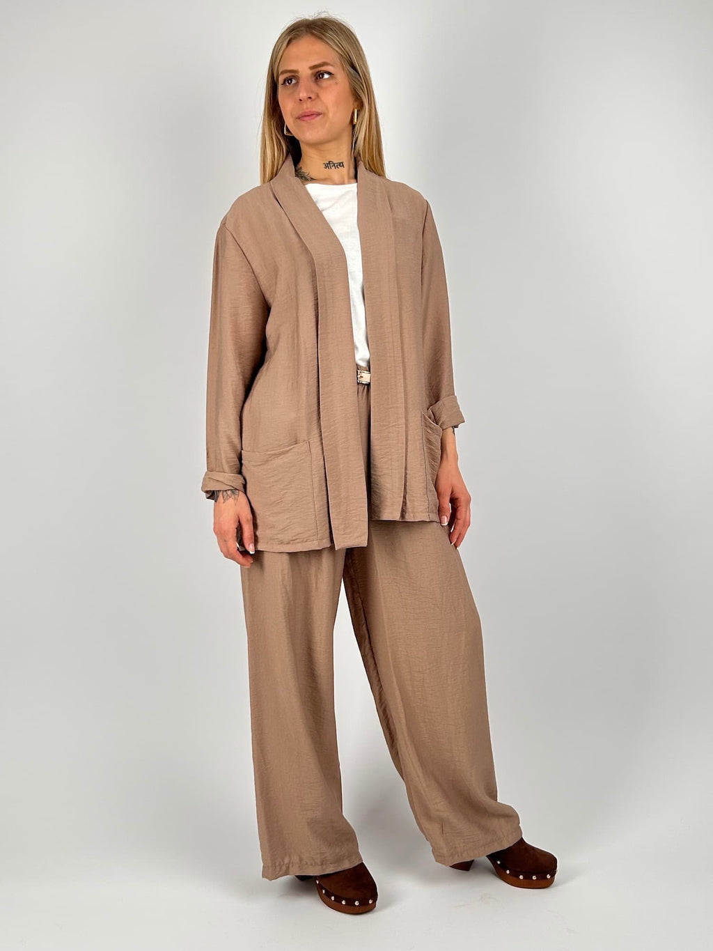 Completo donna beige con giacca aperta morbida e pantalone ampio stile elegante rilassato
