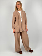Completo donna beige con giacca aperta morbida e pantalone ampio stile elegante rilassato