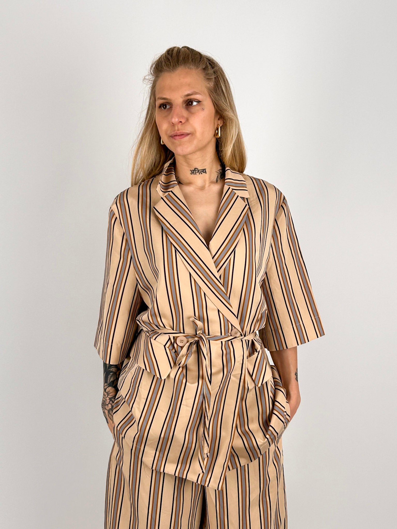 Completo Milano da donna con giacca morbida con cintura e pantalone ampio coordinato - vista giacca