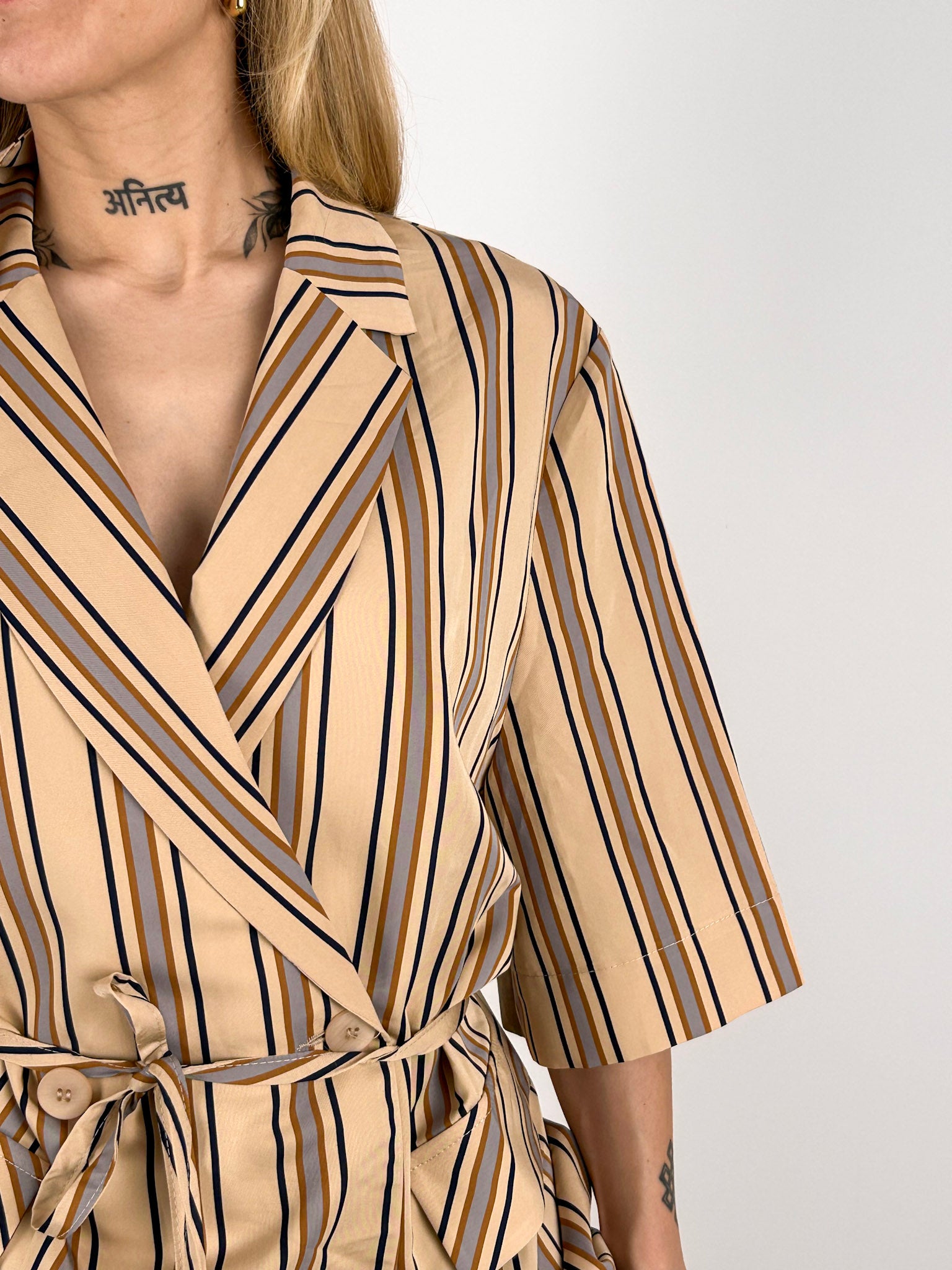 Completo Milano da donna con giacca morbida con cintura e pantalone ampio coordinato - dettaglio giacca