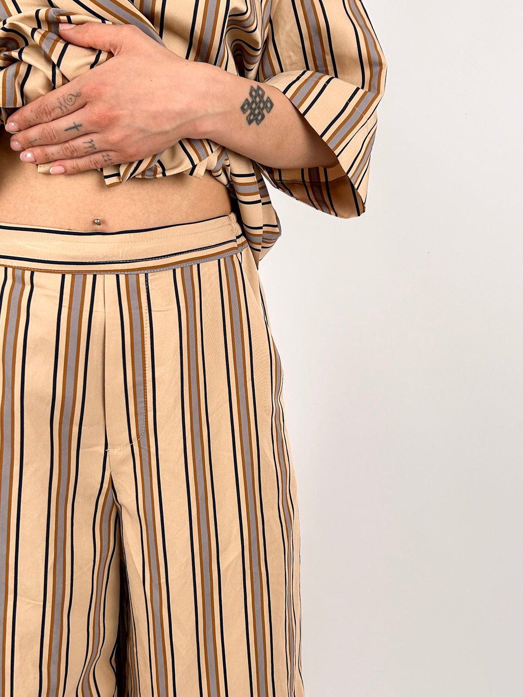 Completo Milano da donna con giacca morbida con cintura e pantalone ampio coordinato - dettaglio pantalone