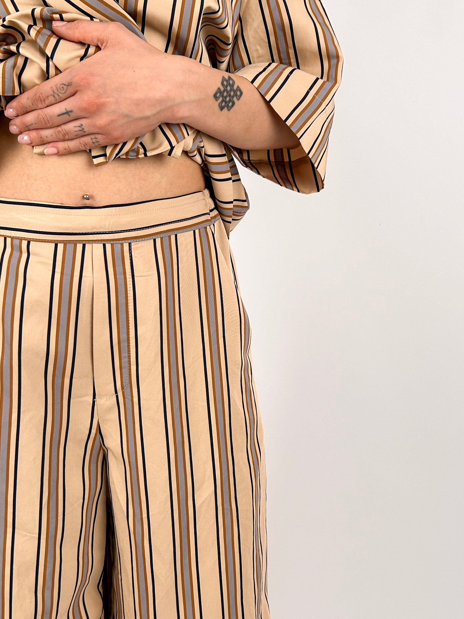Completo Milano da donna con giacca morbida con cintura e pantalone ampio coordinato - dettaglio pantalone