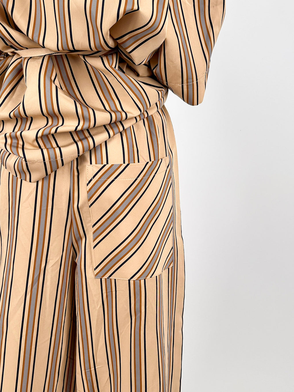 Completo Milano da donna con giacca morbida con cintura e pantalone ampio coordinato - dettaglio tasca