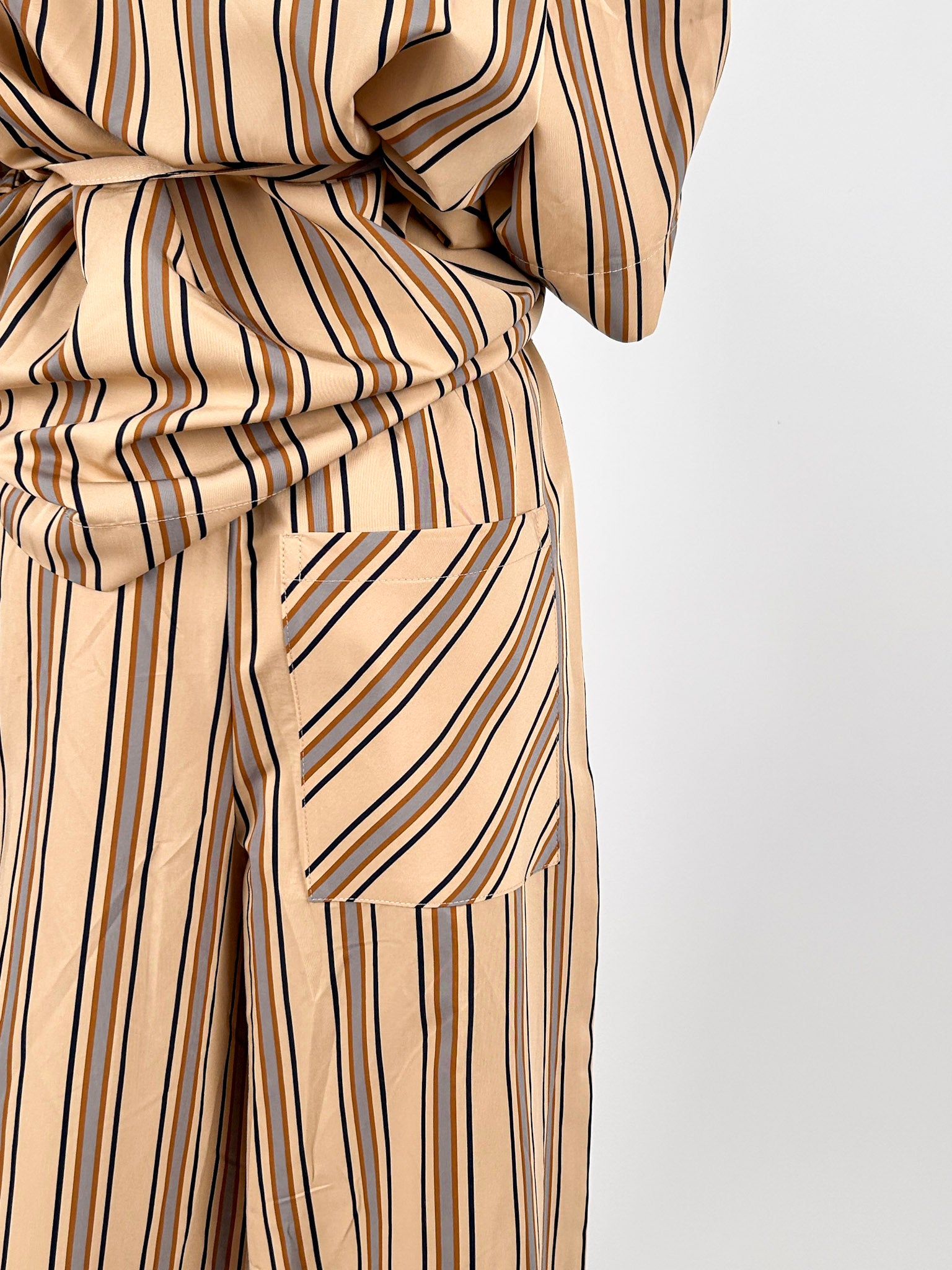 Completo Milano da donna con giacca morbida con cintura e pantalone ampio coordinato - dettaglio tasca