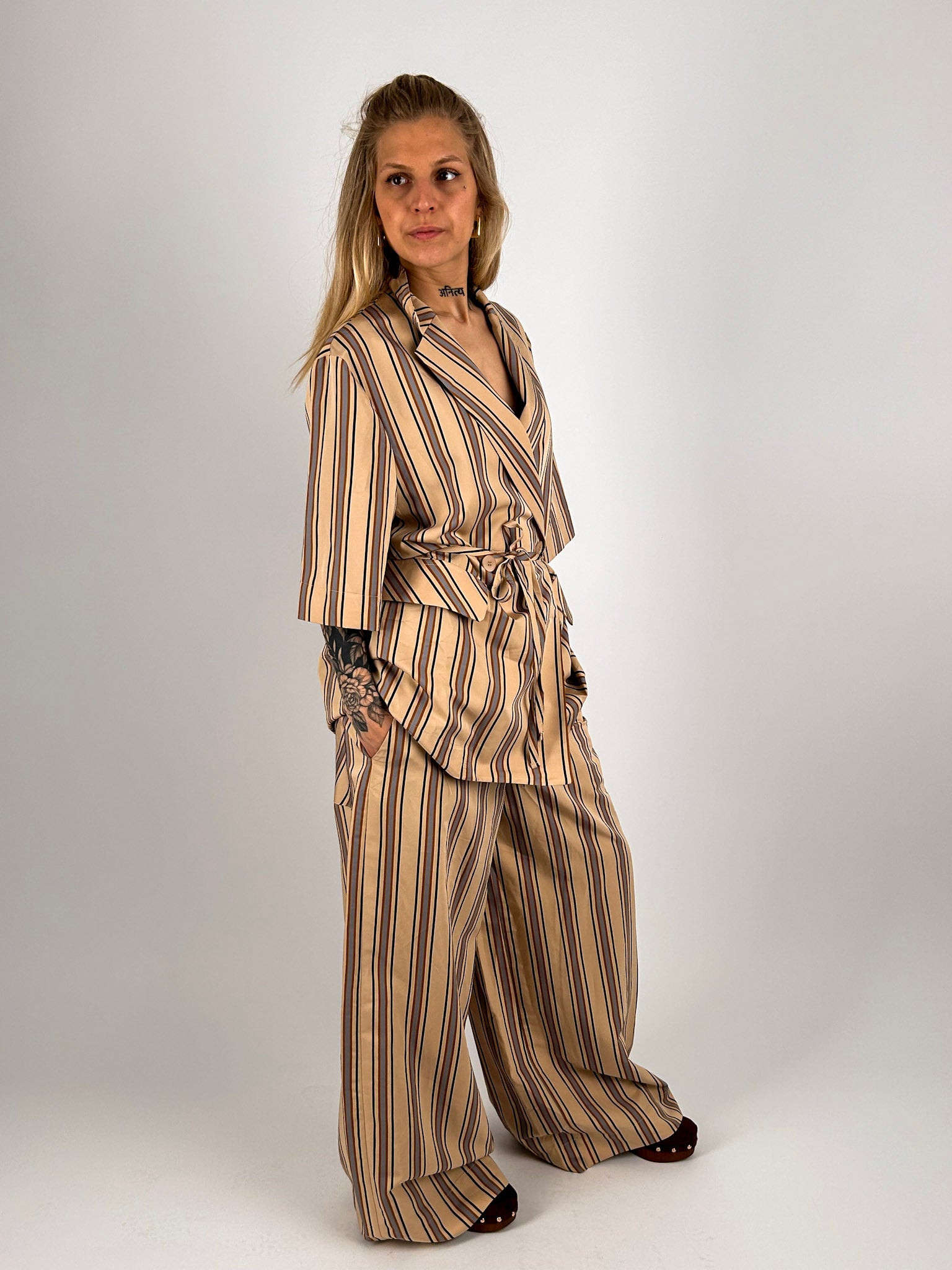 Completo Milano da donna con giacca morbida con cintura e pantalone ampio coordinato - outfit completo