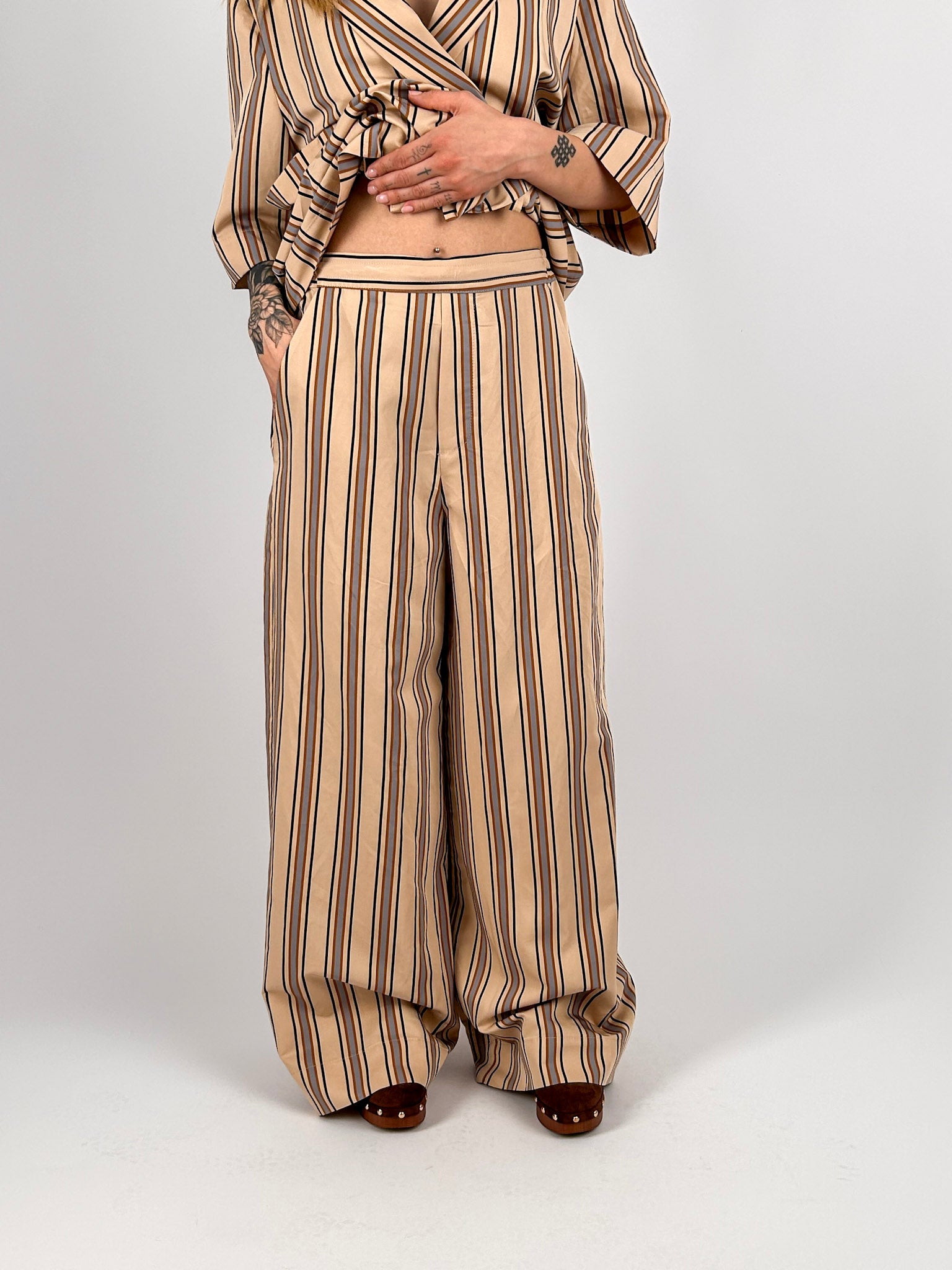 Completo Milano da donna con giacca morbida con cintura e pantalone ampio coordinato - vista pantalone