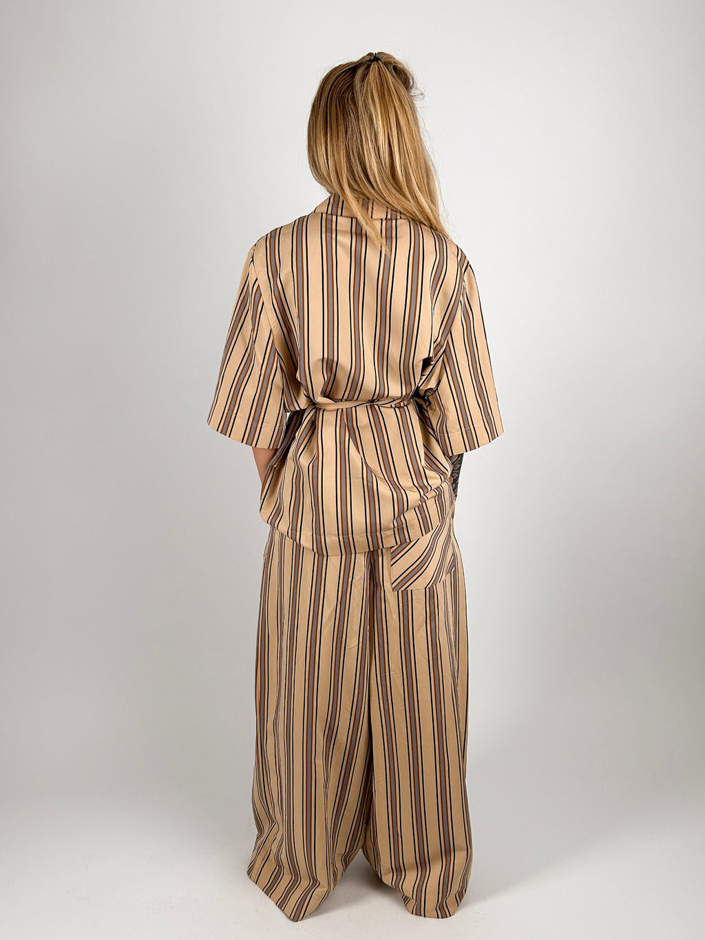 Completo Milano da donna con giacca morbida con cintura e pantalone ampio coordinato - vista retro