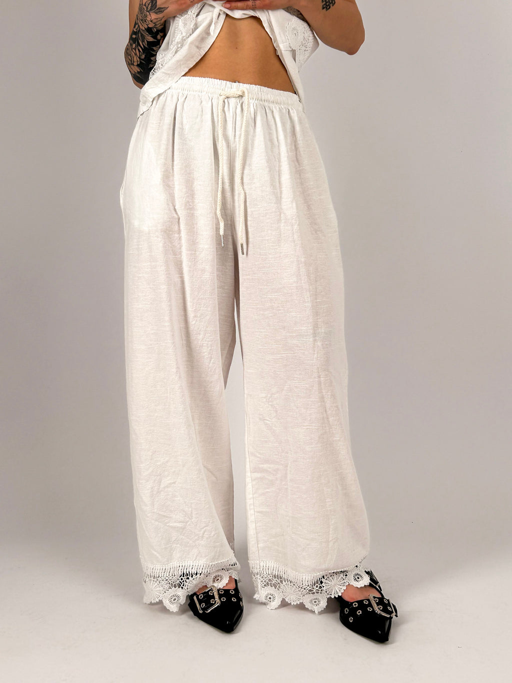 Completo donna bianco con gilet in pizzo e pantalone ampio in cotone e lino - vista pantalone 