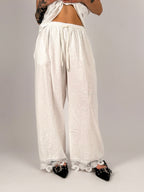 Completo donna bianco con gilet in pizzo e pantalone ampio in cotone e lino - vista pantalone 