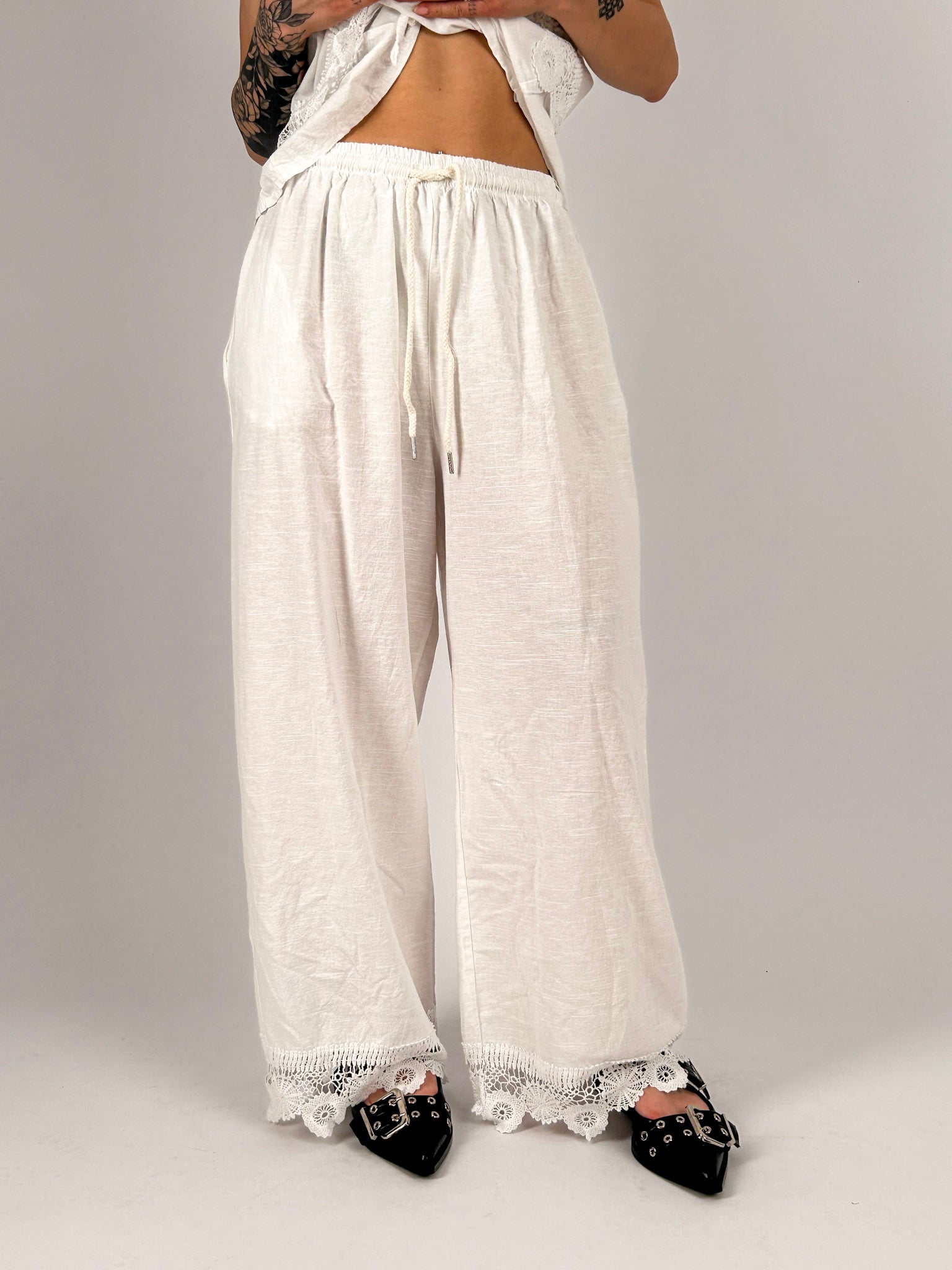 Completo donna bianco con gilet in pizzo e pantalone ampio in cotone e lino - vista pantalone 